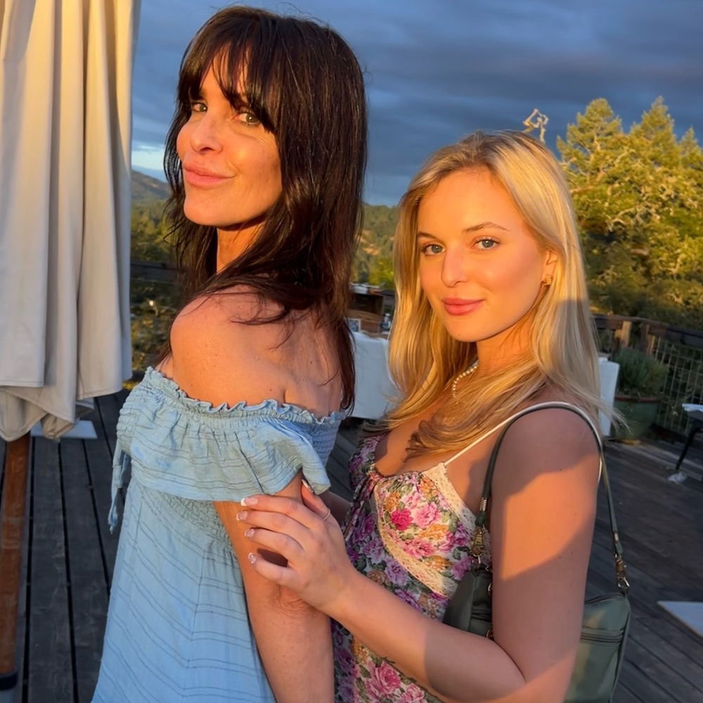 Meet your Posher, Laura ❤️🌺🌷💕🇺🇸